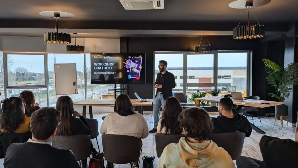 Jacopo Mascarucci tiene un workshop sul marketing digitale davanti a un gruppo di imprenditori